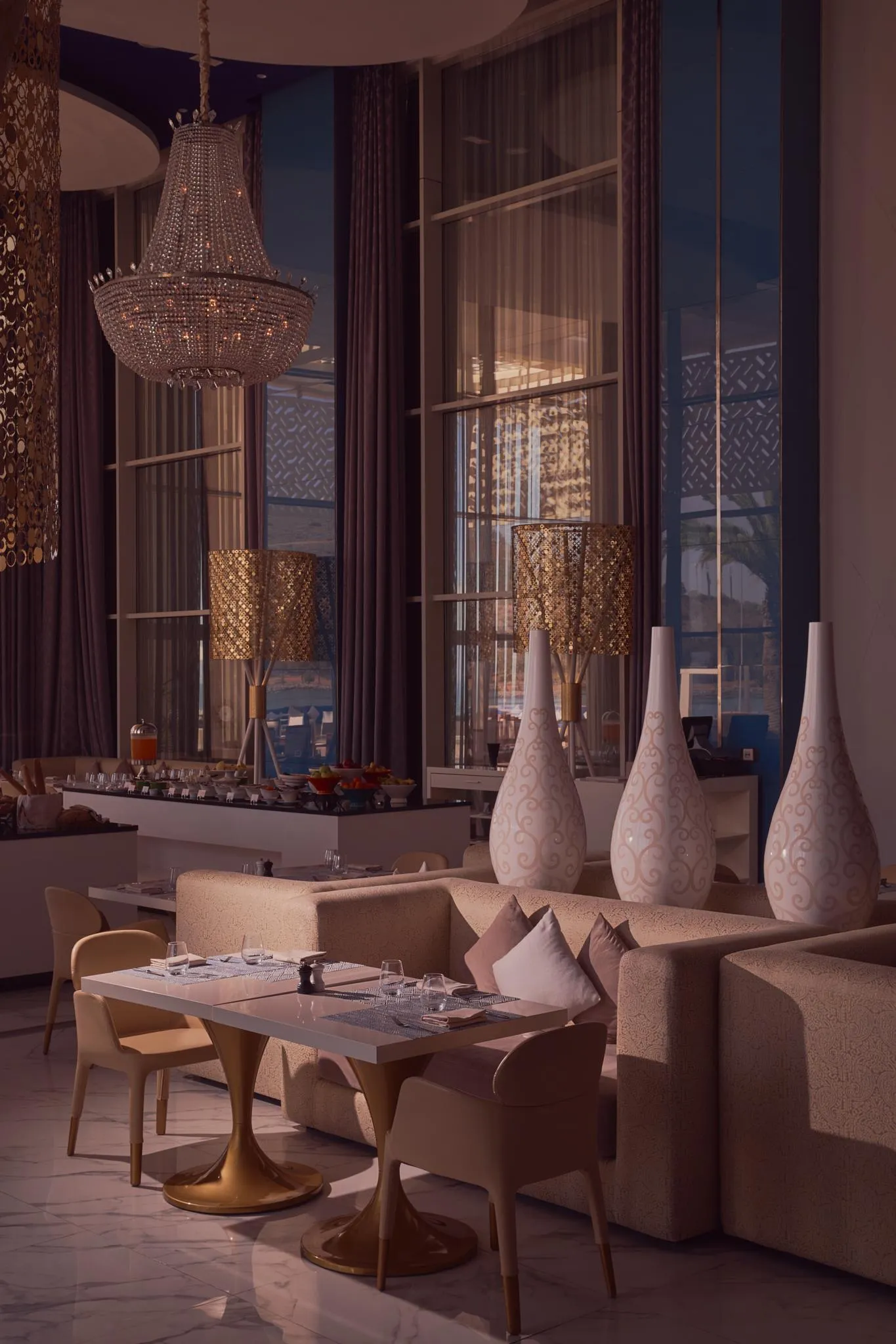 Un salon élégant avec des canapés, une table à manger et des vases décoratifs devant de grandes fenêtres offrant une vue extérieure